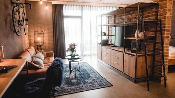 Suite (LOFT SUITE) | Een minibar, een kluis op de kamer, een bureau, verduisterende gordijnen