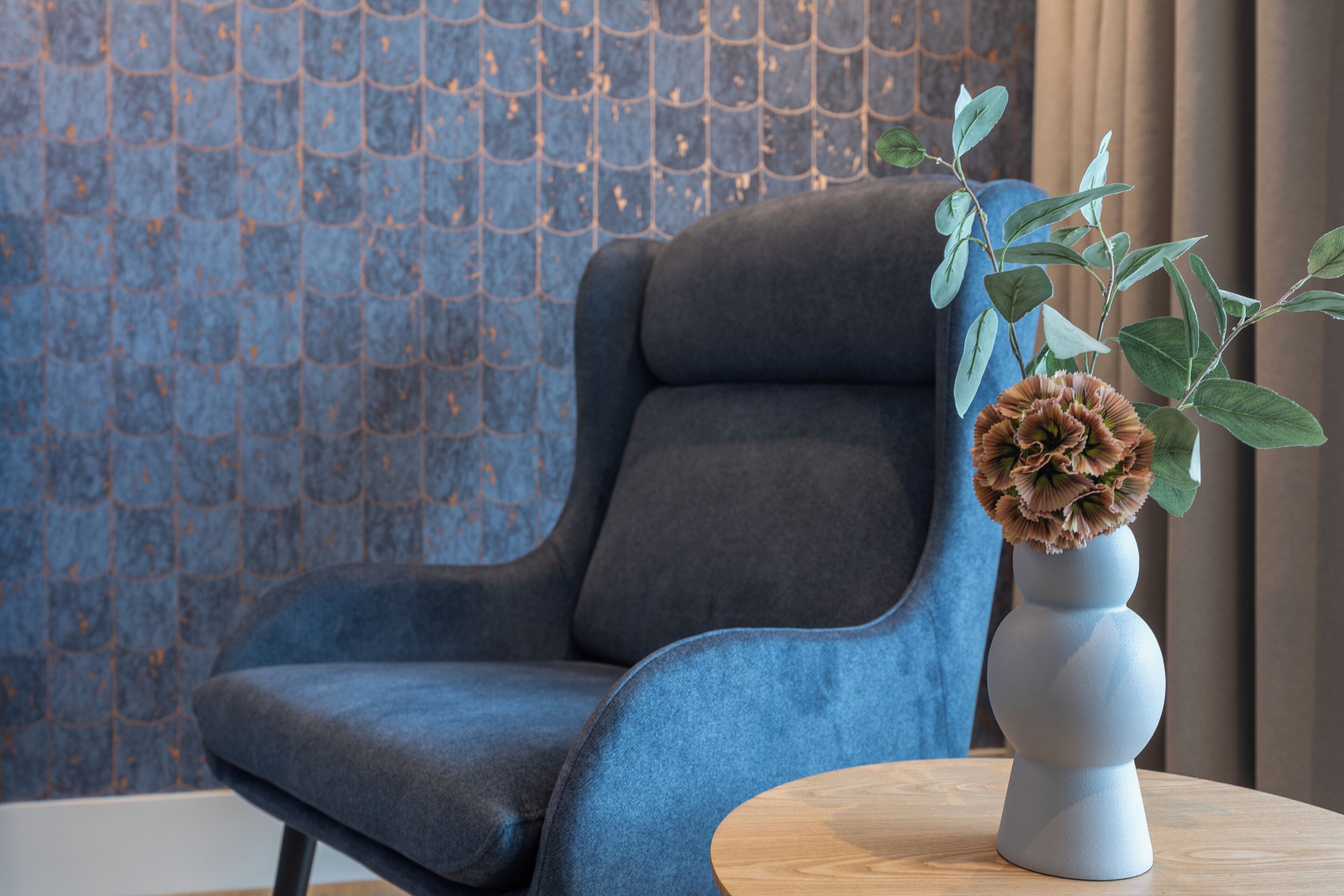 deluxe double or twin room | minibar, in-room safe, desk, blackout curtains