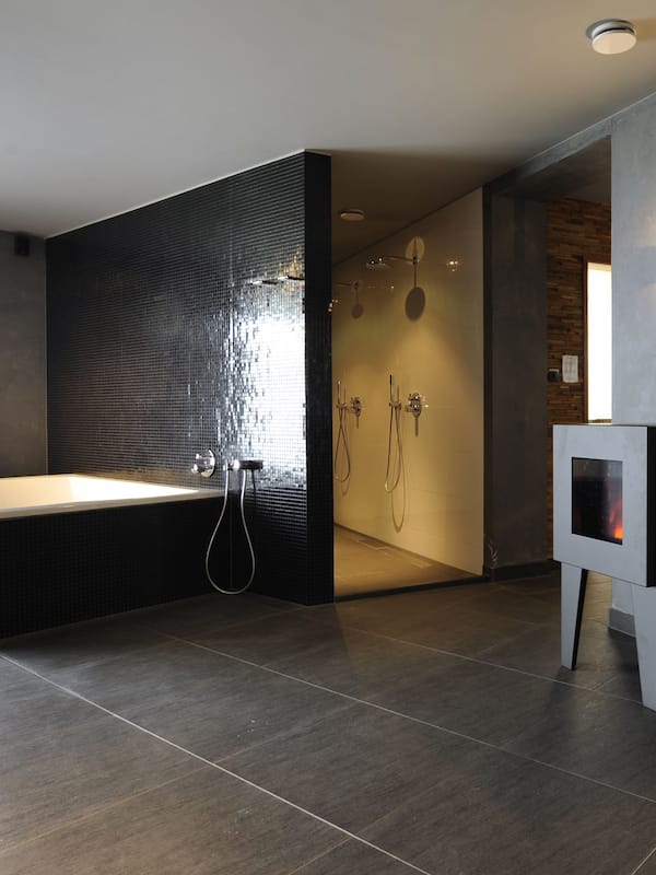 Indoor spa tub