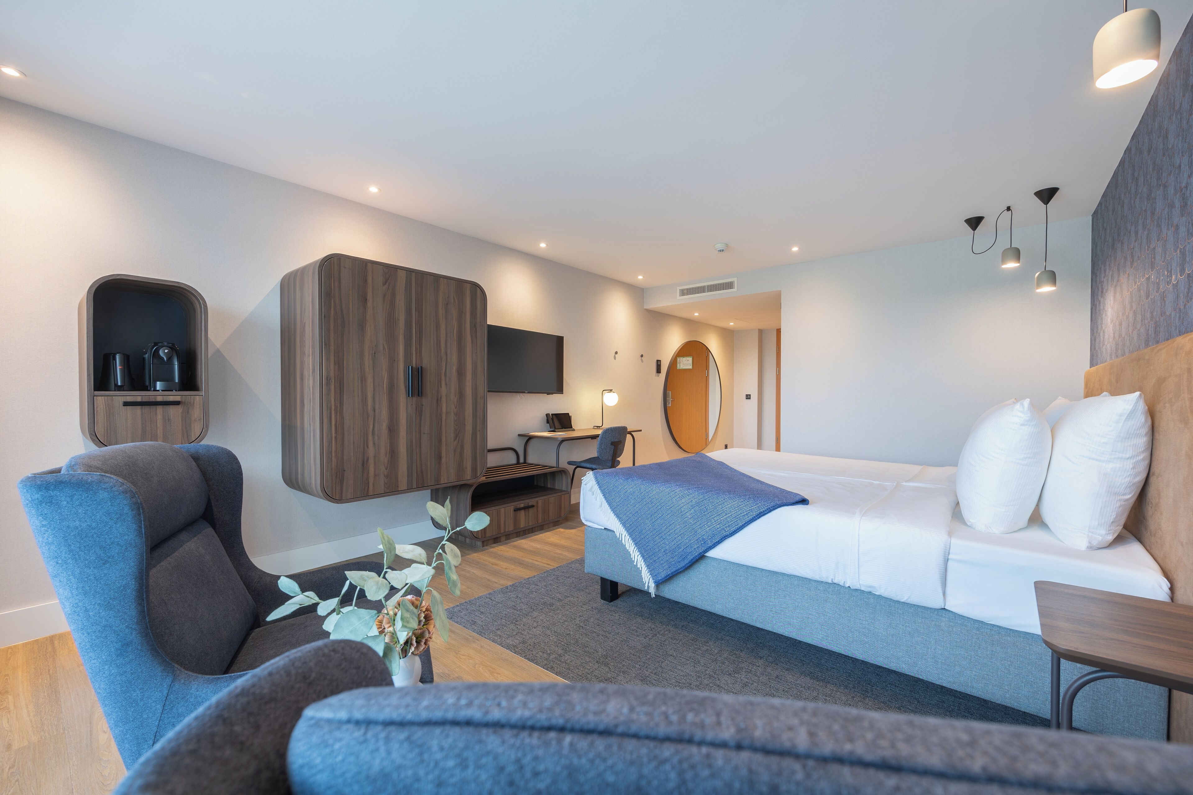 deluxe double or twin room | minibar, in-room safe, desk, blackout curtains