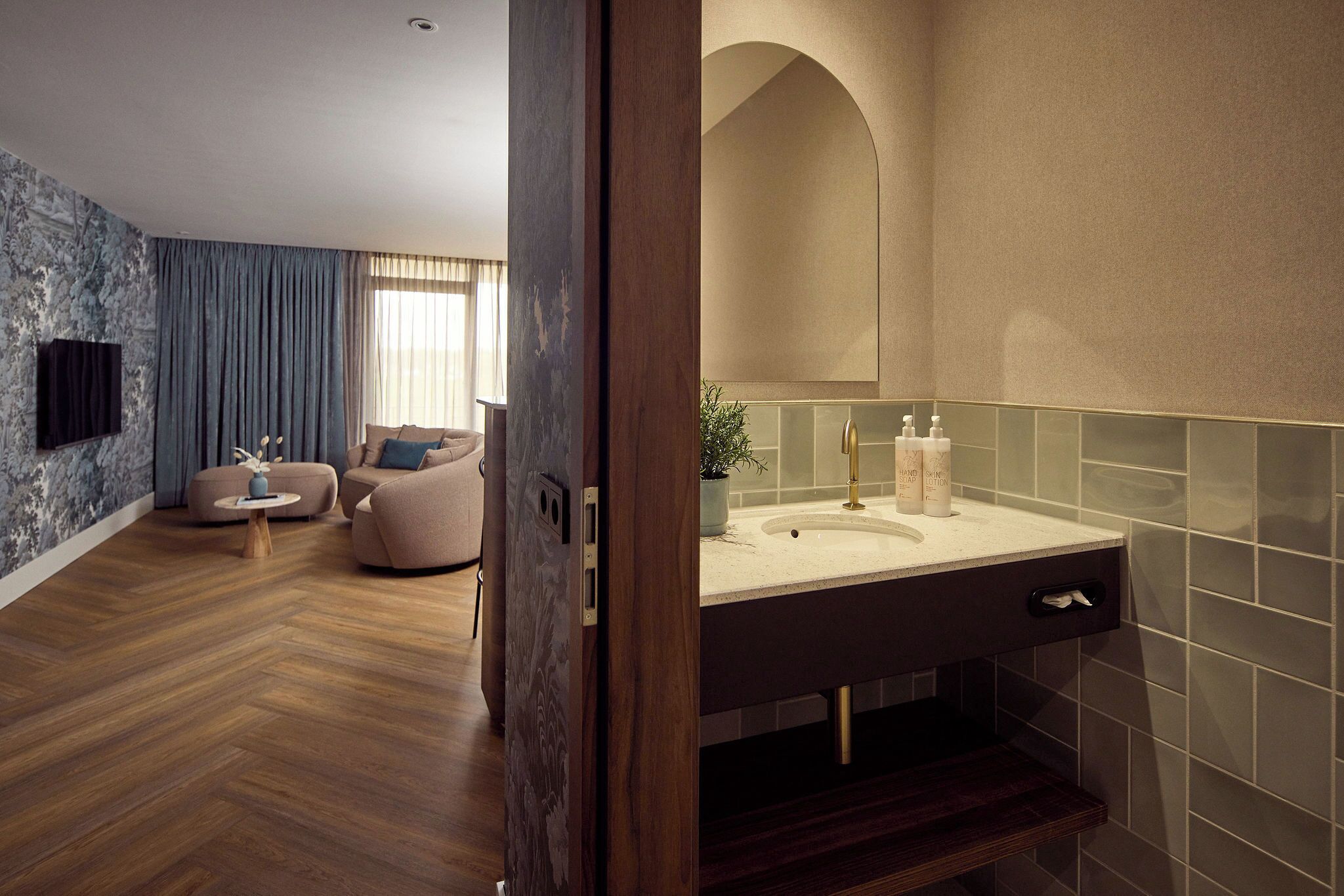Un baño moderno con tocador, espejo y artículos de aseo.
