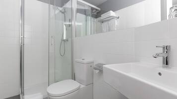 Standardværelse med dobbeltseng eller 2 enkeltsenge | Badeværelse | Gratis toiletartikler, hårtørrer, håndklæder