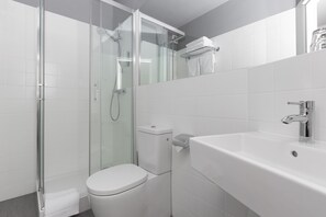 Chambre Standard double ou avec lits jumeaux | Salle de bain | Articles de toilette (gratuits), séchoir à cheveux, serviettes fournies