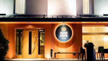 Vista frontal de la propiedad