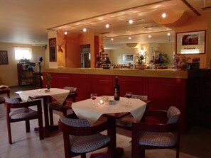 Café da manhã com buffet todos os dias (EUR 12 por pessoa)