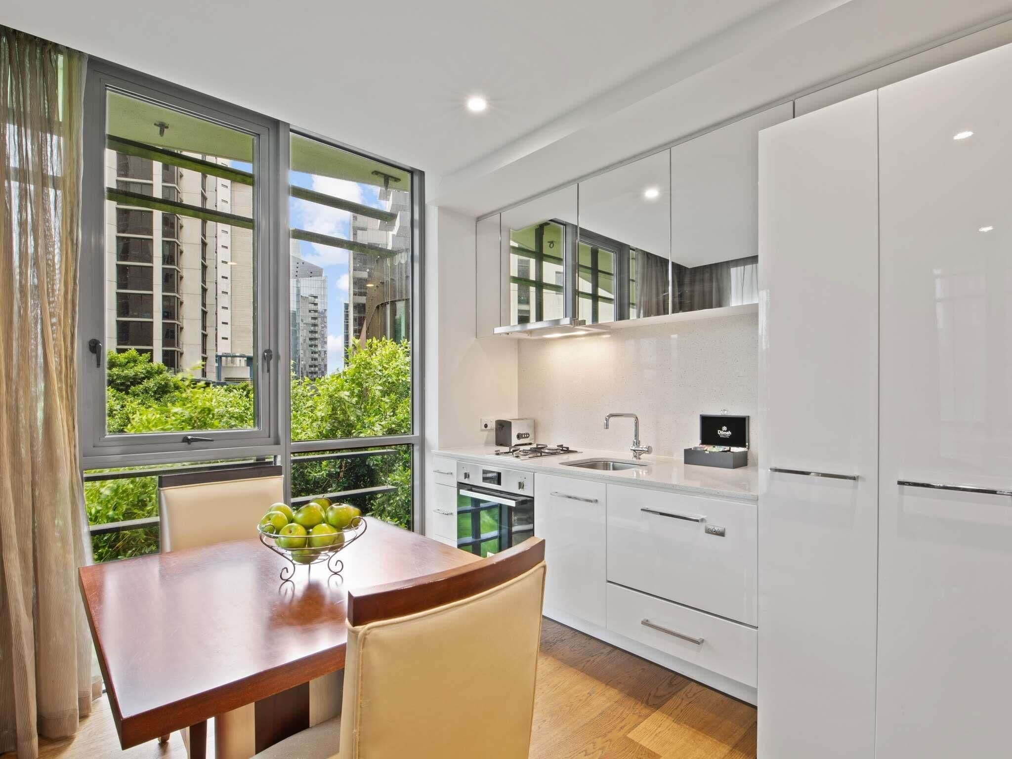 Estudio, 1 cama de matrimonio, balcón | Decoración individual, mobiliario individual, escritorio