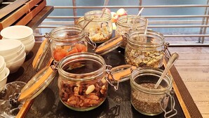 Un buffet de petit-déjeuner proposant une variété d'aliments et de boissons.