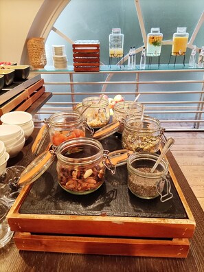 Desayuno buffet (EUR 30 por persona)