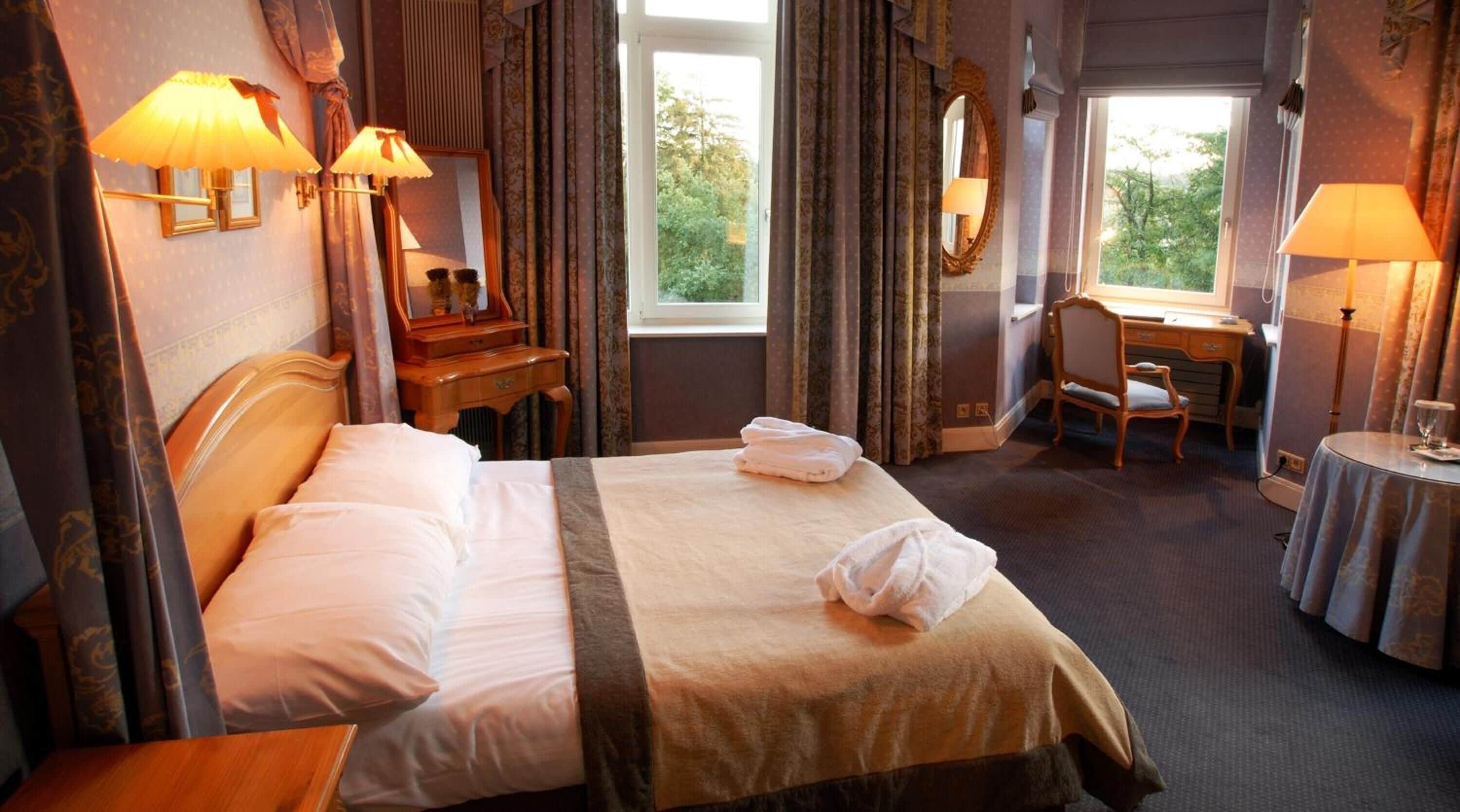 double room | minibar, in-room safe, desk, iron/ironing board