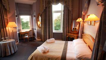 Minibar, coffres-forts dans les chambres, bureau