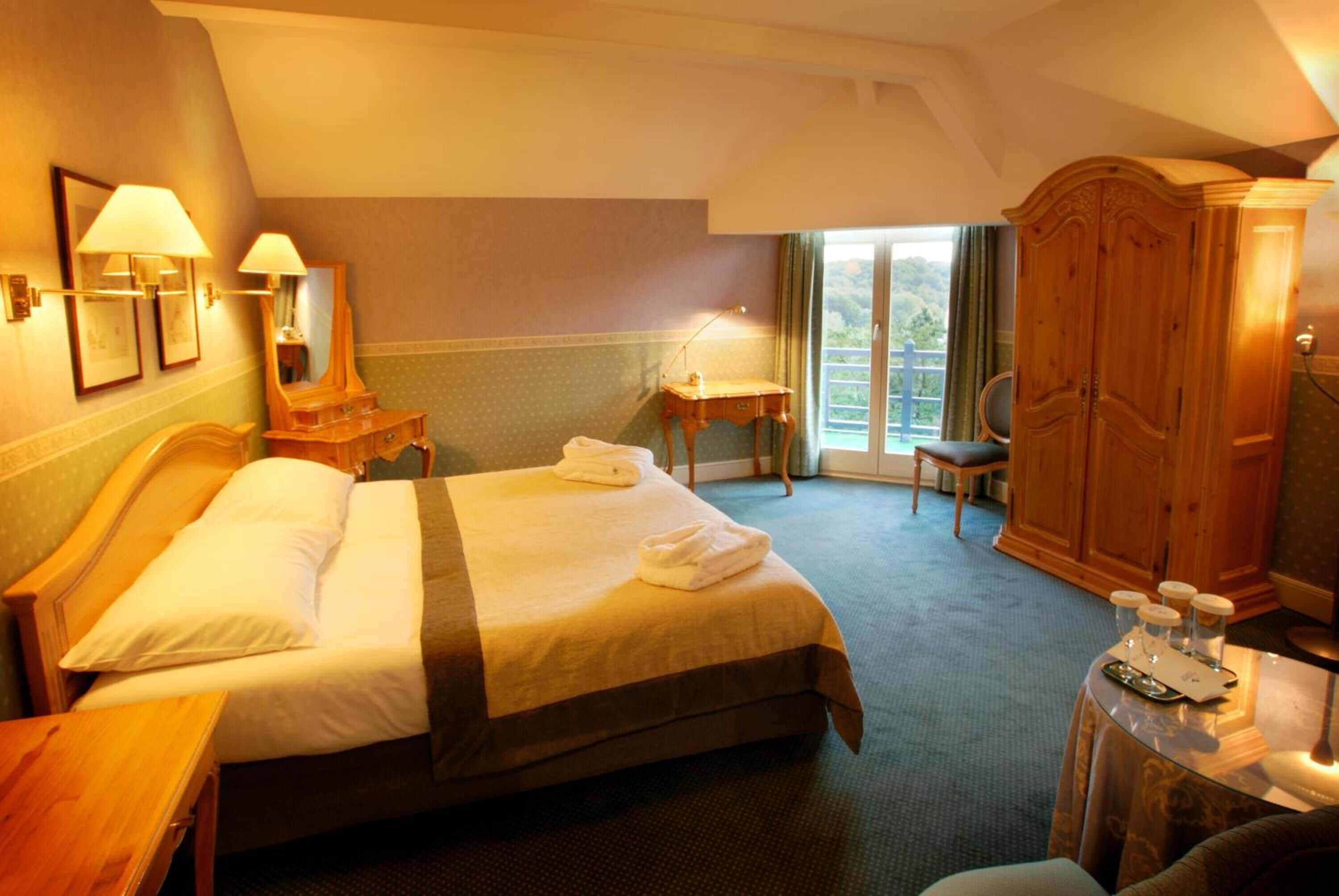 double room | minibar, in-room safe, desk, iron/ironing board