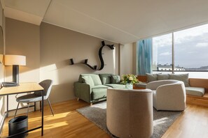 Caja de seguridad en la habitación, escritorio y cortinas blackout 