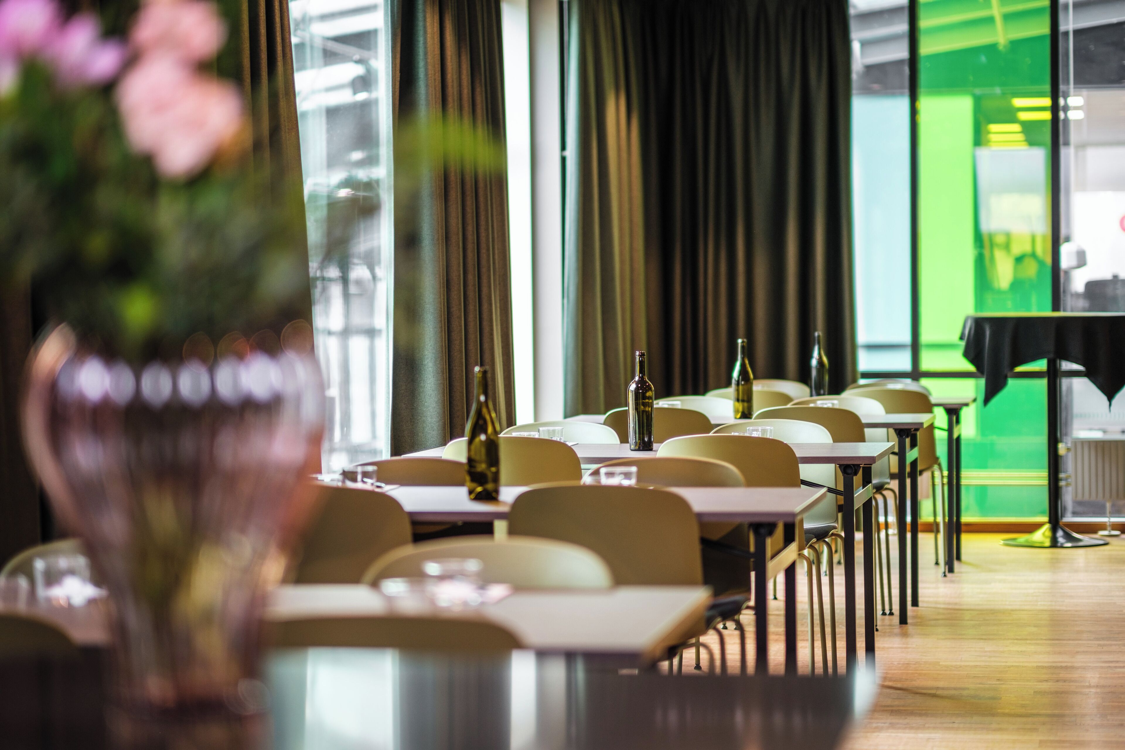 Um restaurante com mesas e cadeiras dispostas para refeições.
