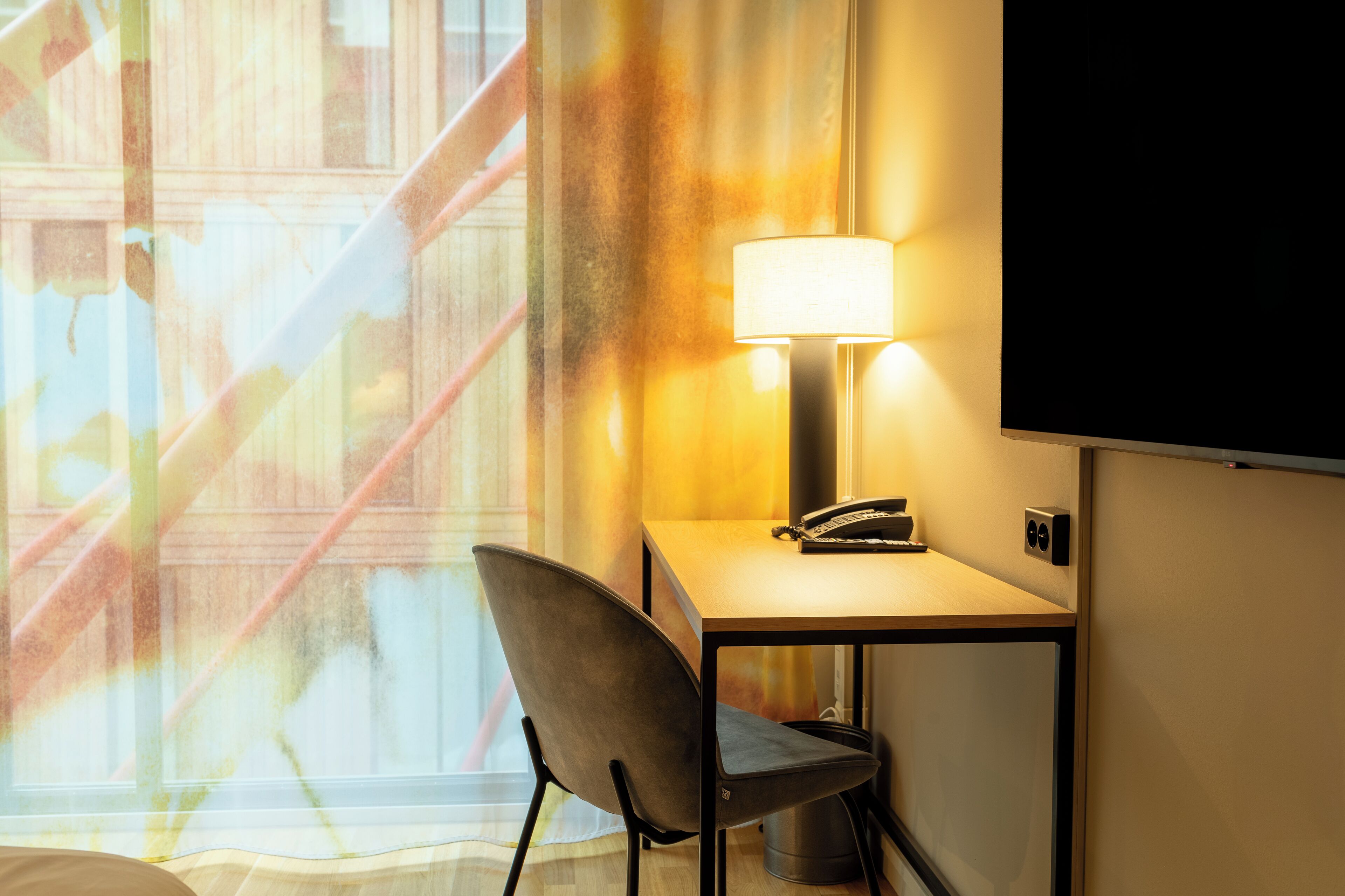 room, 1 double bed | in-room safe, desk, blackout curtains, soundproofing