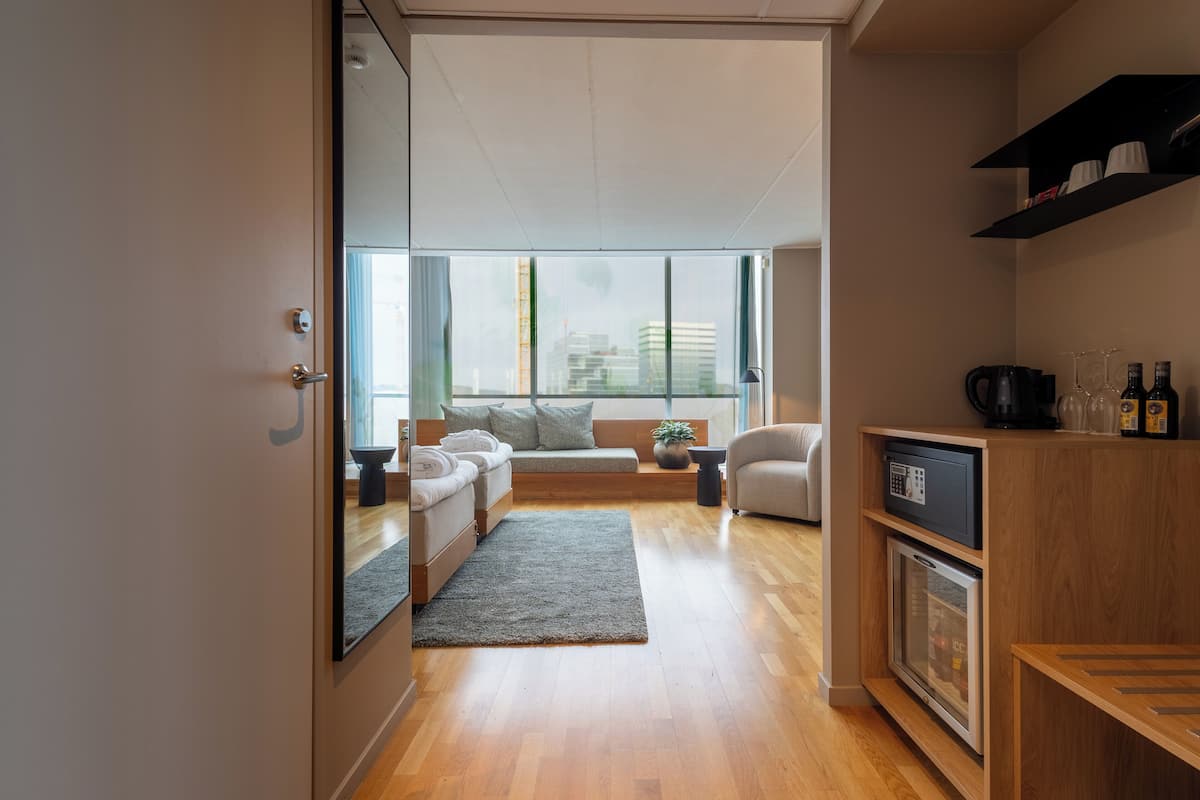 Rum - 2 enkelsängar (High Floor) | Värdeförvaringsskåp på rummet, skrivbord och mörkläggningsgardiner