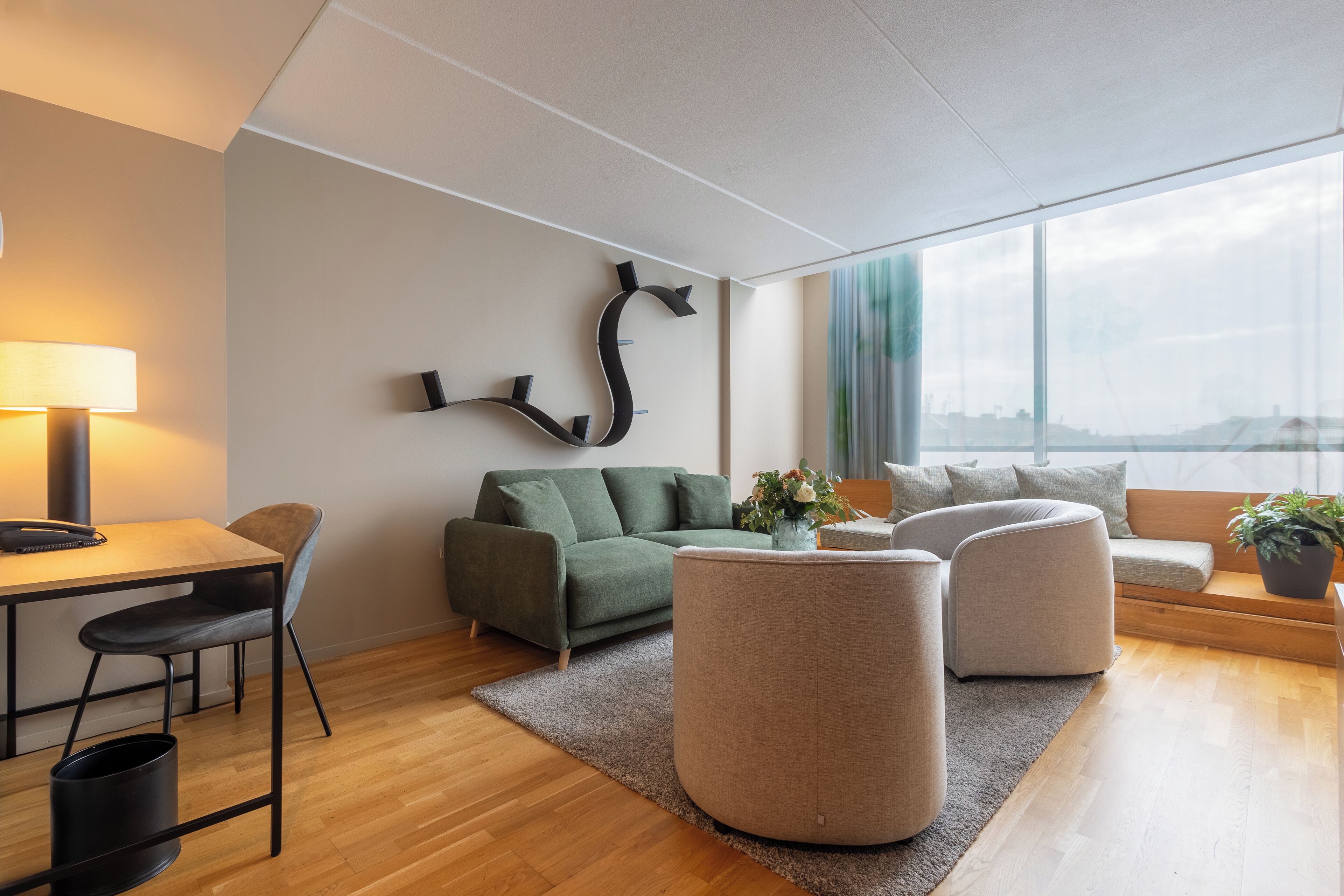 Svit - 1 kingsize-säng med bäddsoffa | Värdeförvaringsskåp på rummet, skrivbord och mörkläggningsgardiner