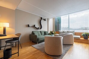 Caja de seguridad en la habitación, escritorio y cortinas blackout 