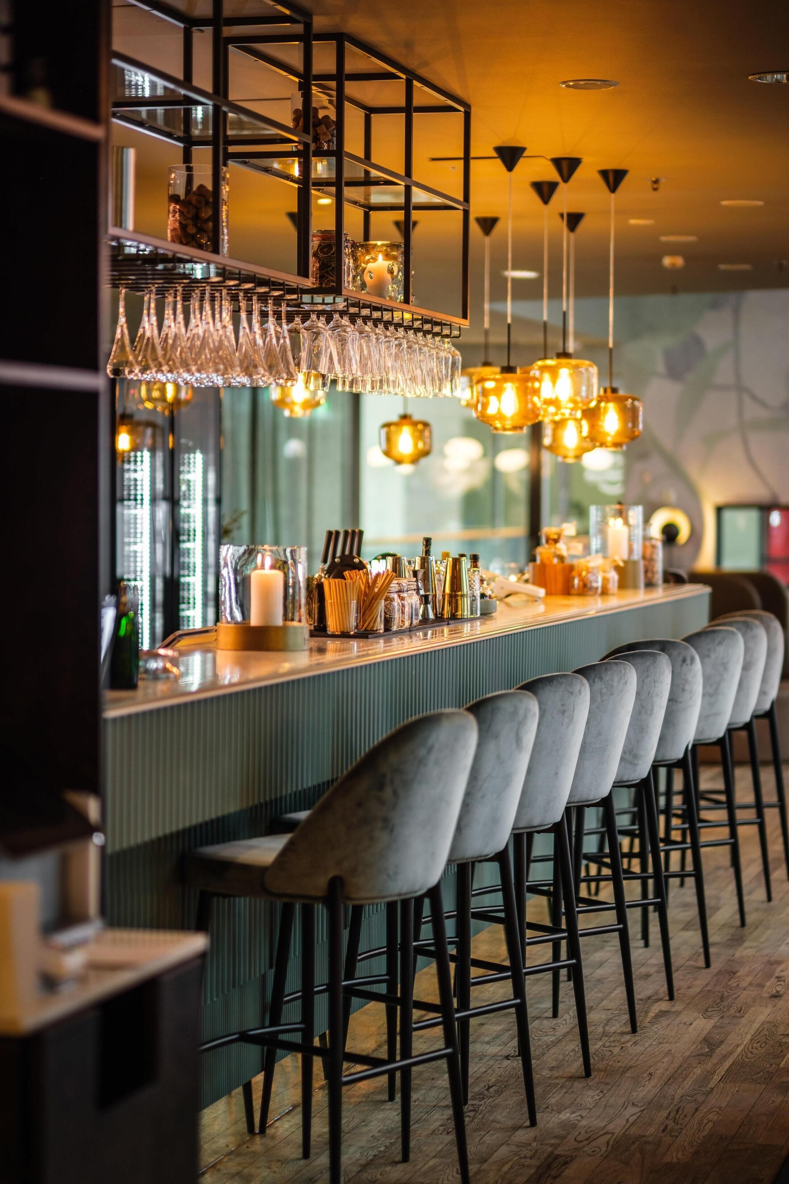 2 bars/lounges, champagne bar