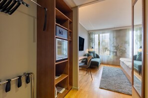 In-room safe, desk, blackout drapes, soundproofing