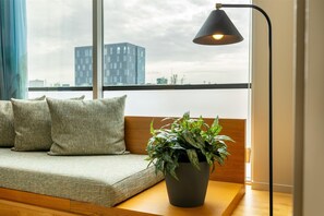Värdeförvaringsskåp på rummet, skrivbord och mörkläggningsgardiner