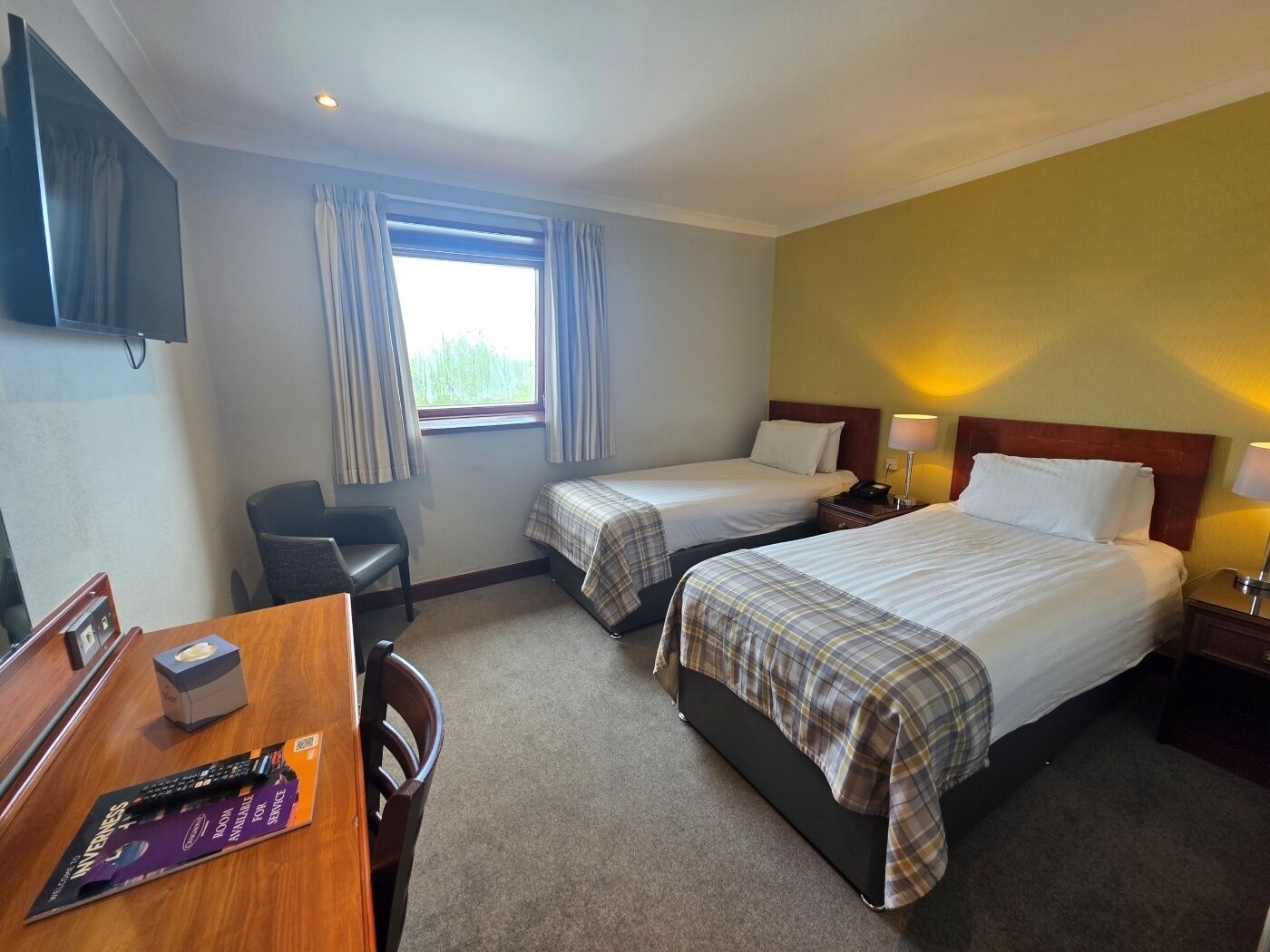Twin Room | Desk, iron/ironing board, WiFi (free), bed sheets