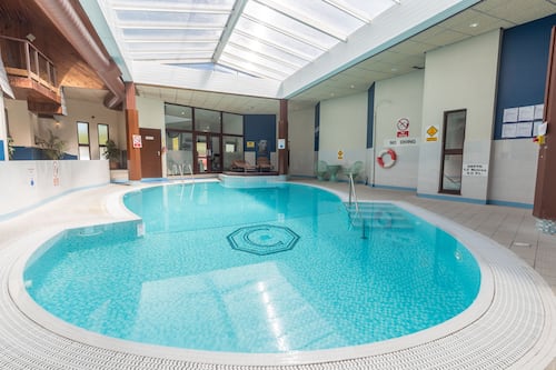 Una piscina cubierta