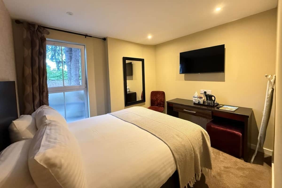 Habitación estándar doble | Escritorio, tabla de planchar con plancha, wifi gratis y ropa de cama