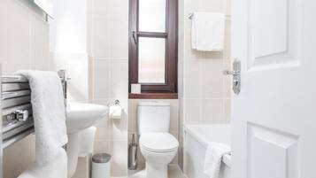 Executive-Doppelzimmer | Badezimmer | Haartrockner, Handtücher