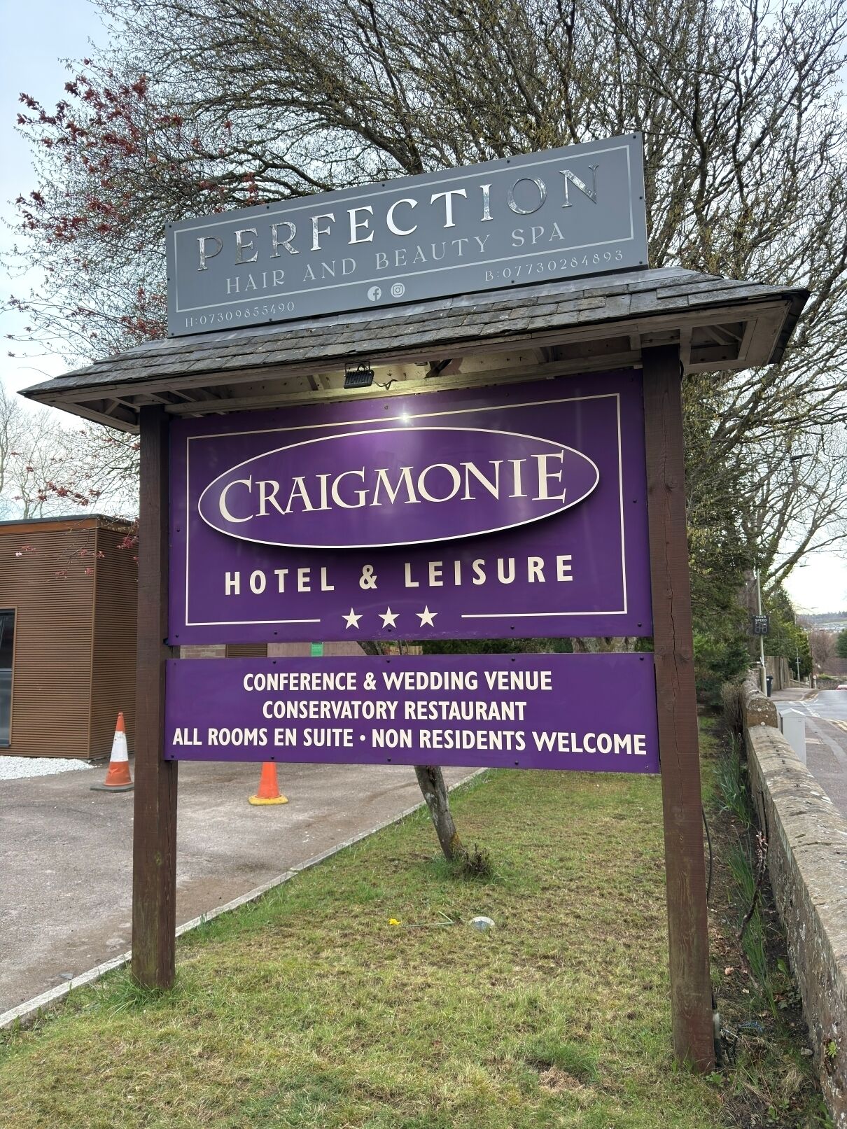 Señal para Craigmonte Hotel & Leisure, indicando que es un lugar para conferencias y bodas, un restaurante en el conservatorio, y todas las habitaciones son suites.