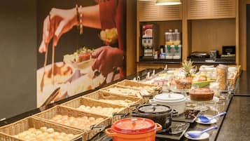 Una mesa de buffet con diversos alimentos y utensilios.