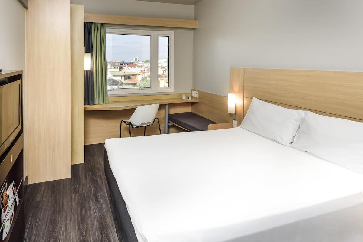 Room, 1 Double Bed | Minibar, in-room safe, desk, soundproofing