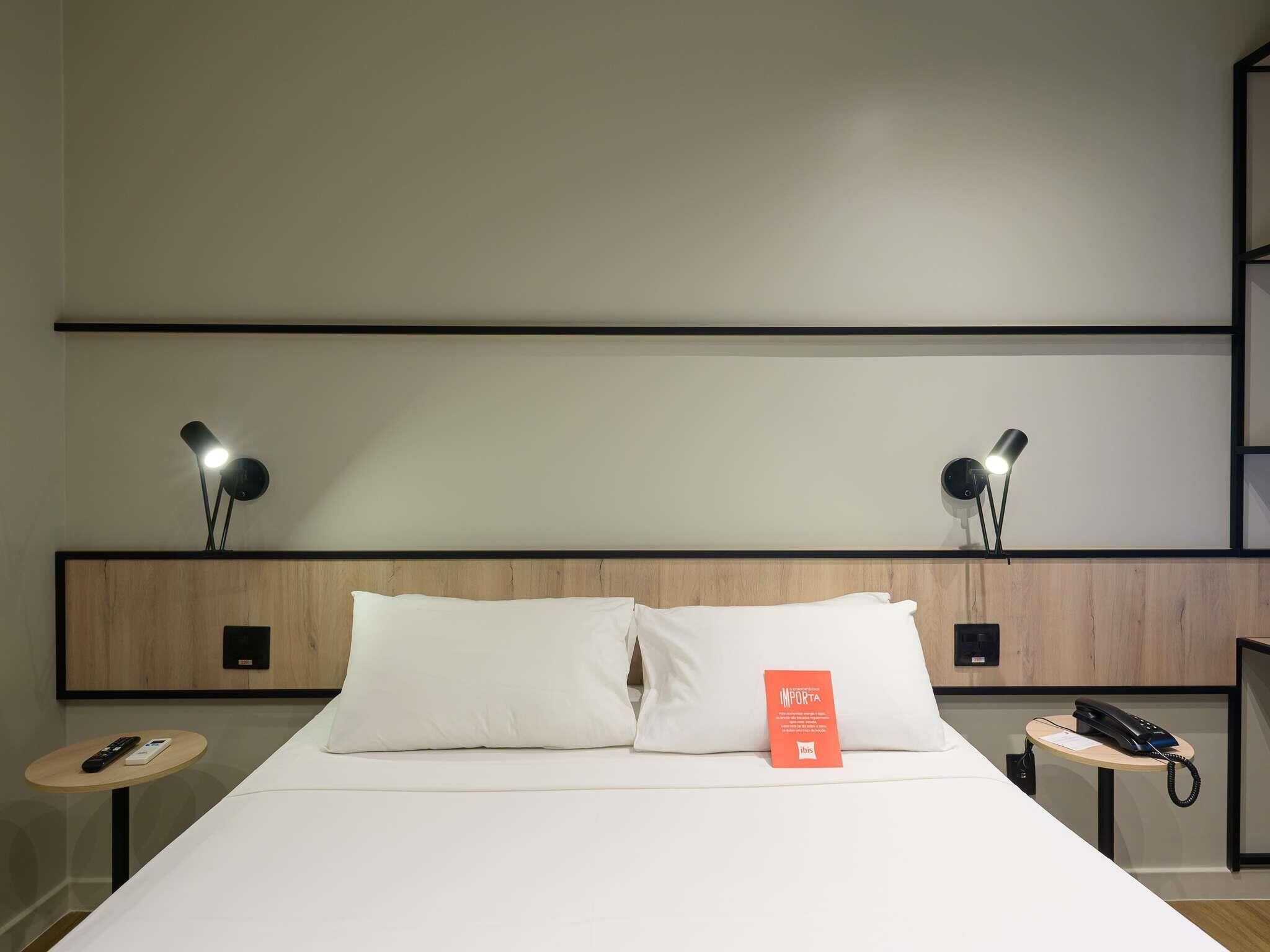 Standardrum - 1 dubbelsäng - tillgänglighetsanpassat - icke-rökare | Minibar, värdeförvaringsskåp på rummet, skrivbord och ljudisolering