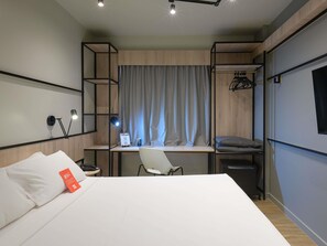 Habitación estándar, 1 cama matrimonial, con acceso para personas discapacitadas, para no fumadores | Minibar, caja de seguridad en la habitación y escritorio 