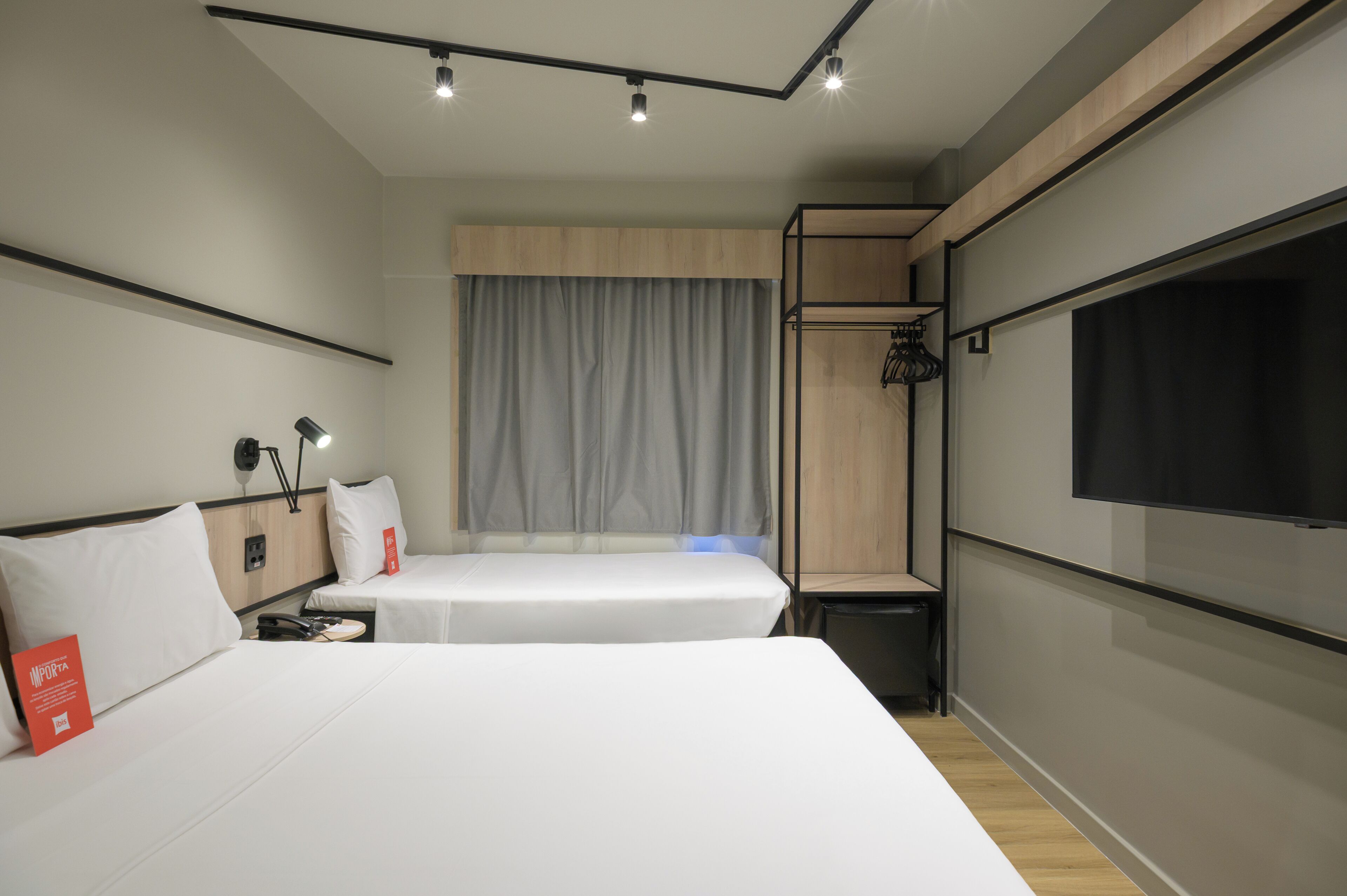 Kamer, meerdere bedden | Een minibar, een kluis op de kamer, een bureau, geluiddichte muren