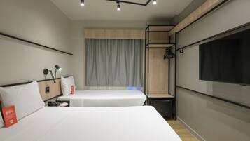 Kamer, meerdere bedden | Een minibar, een kluis op de kamer, een bureau, geluiddichte muren