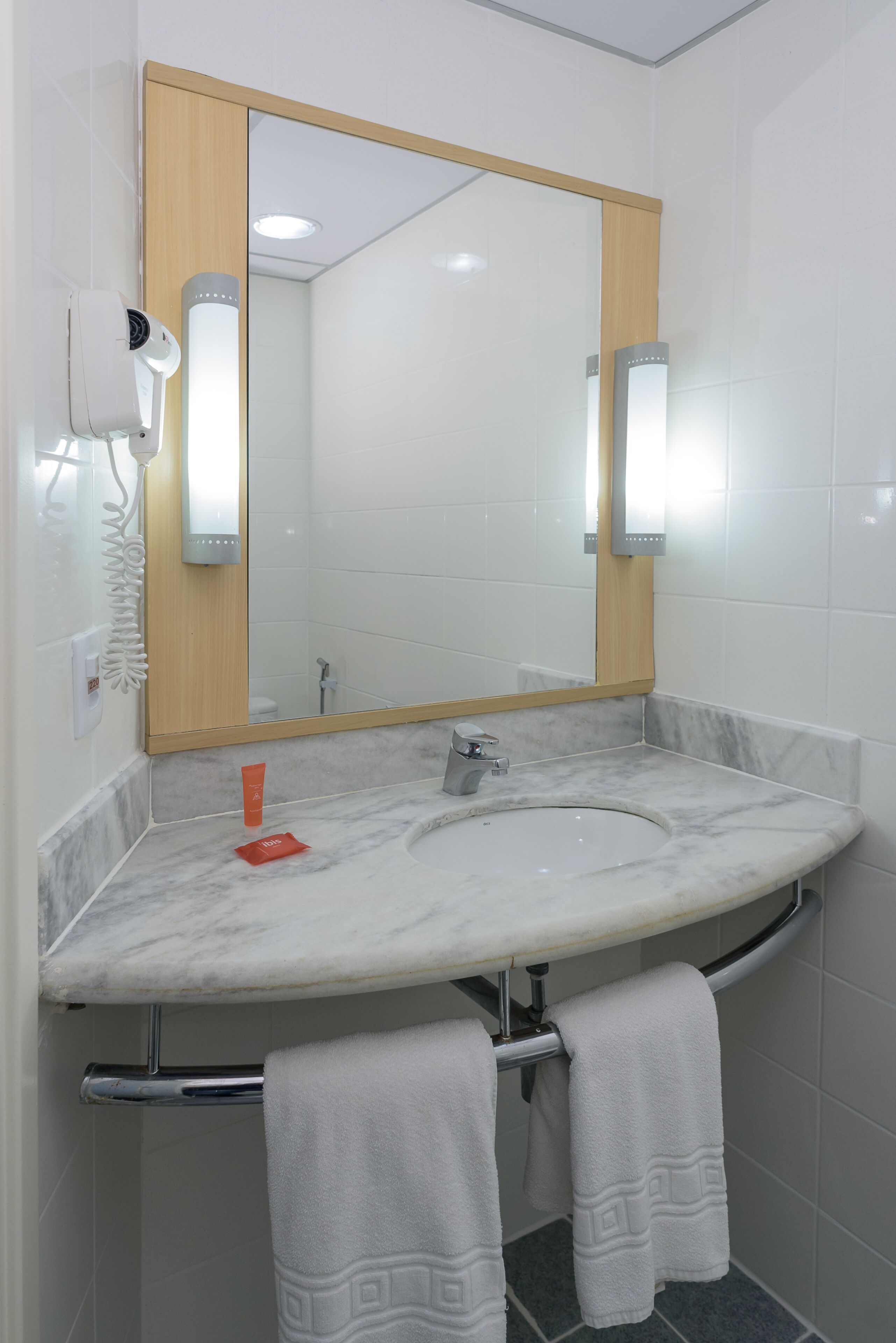 room, 1 double bed | bathroom | shower, eco-friendly toiletries, hair dryer, towels