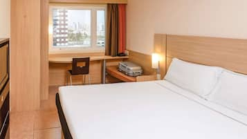 Room, 1 Double Bed | Minibar, in-room safe, desk, soundproofing