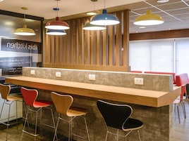 Se sirven cenas y cocina brasileña