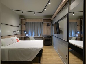 Standard Room, 1 Double Bed, Accessible, Non Smoking | Minibar, in-room safe, desk, soundproofing