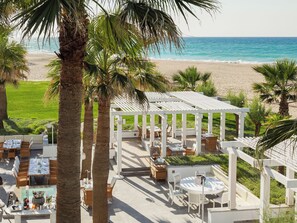 5 restaurants; breakfast, lunch and dinner served 