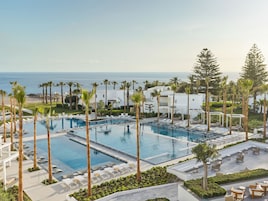 Una piscina techada, una piscina al aire libre