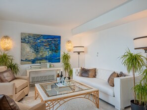 Presidential Villa, Sea View, Private Pool | Area keluarga | TV layar datar