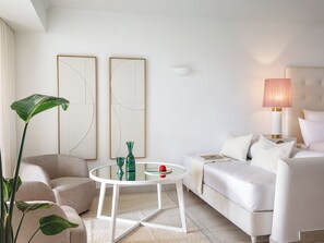 Palace Family Bungalow Suite, Side Sea View | Área de sala de estar | Televisión de pantalla plana 