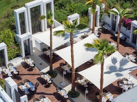 5 restaurants, breakfast, lunch, dinner served; international cuisine