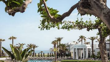 Een binnenzwembad, een buitenzwembad, ligstoelen bij het zwembad