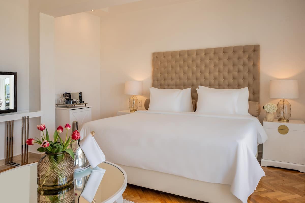 Suite junior, vista al mar (Palace) | 2 habitaciones, minibar y caja de seguridad en la habitación