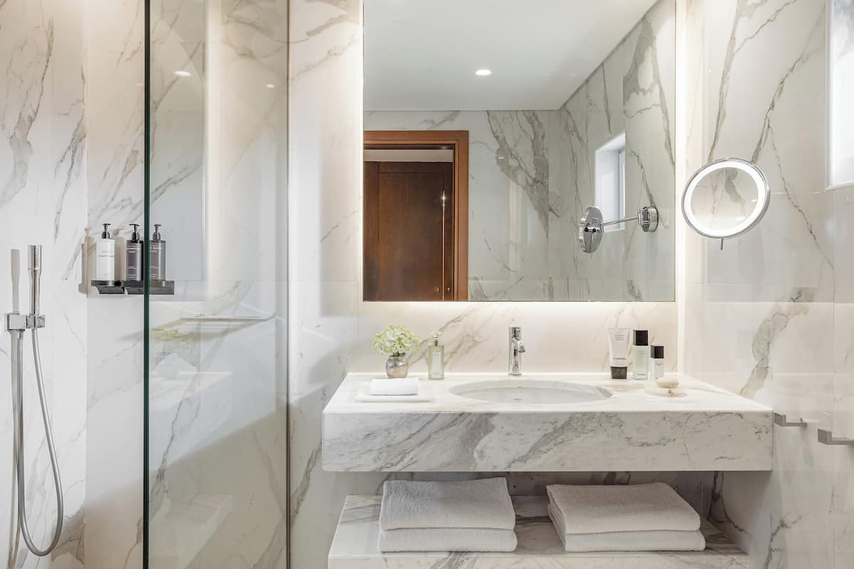 Combined shower/bathtub, free toiletries, hair dryer, bathrobes