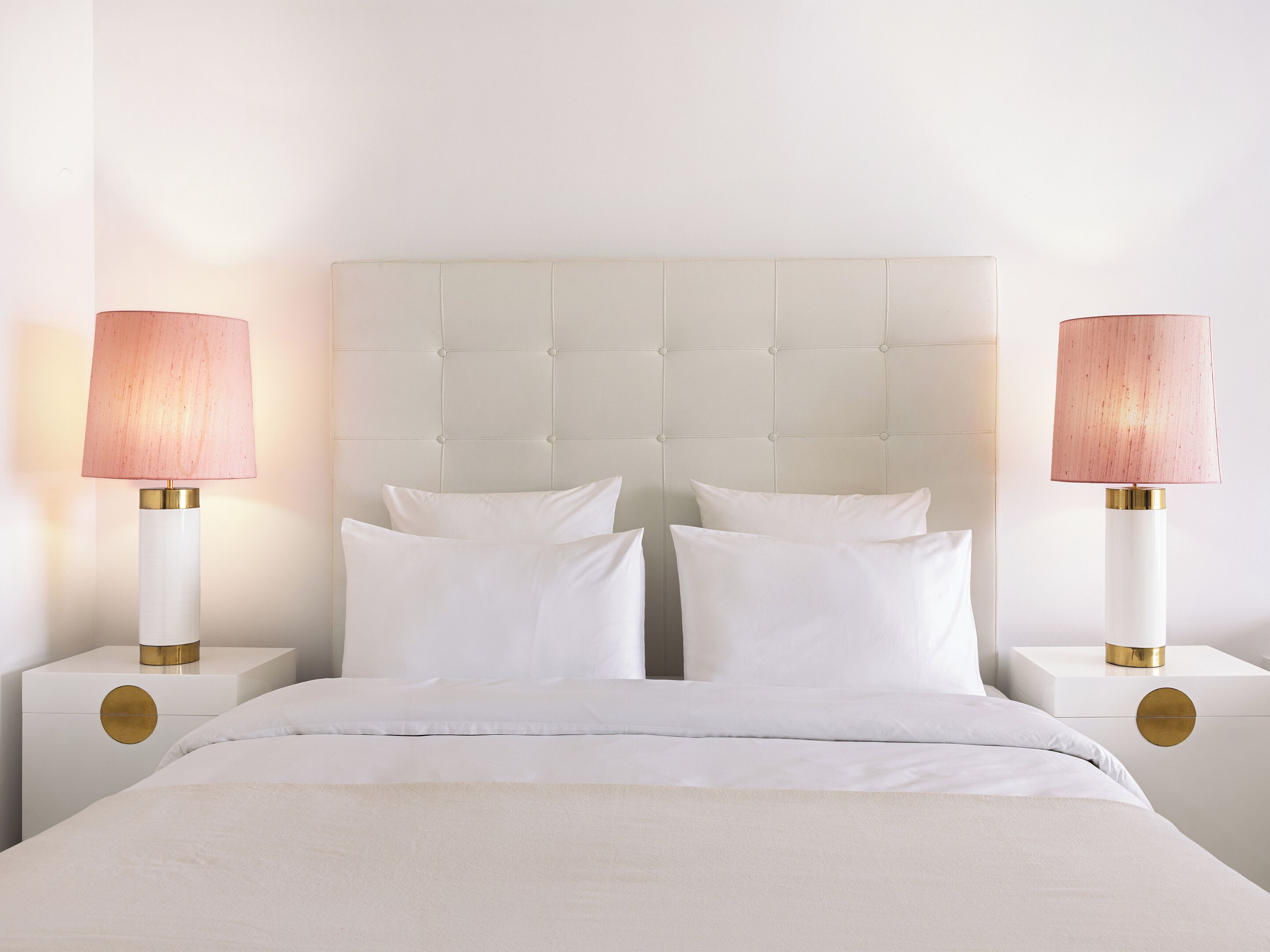 Minibar, caja de seguridad en la habitación y cortinas blackout 