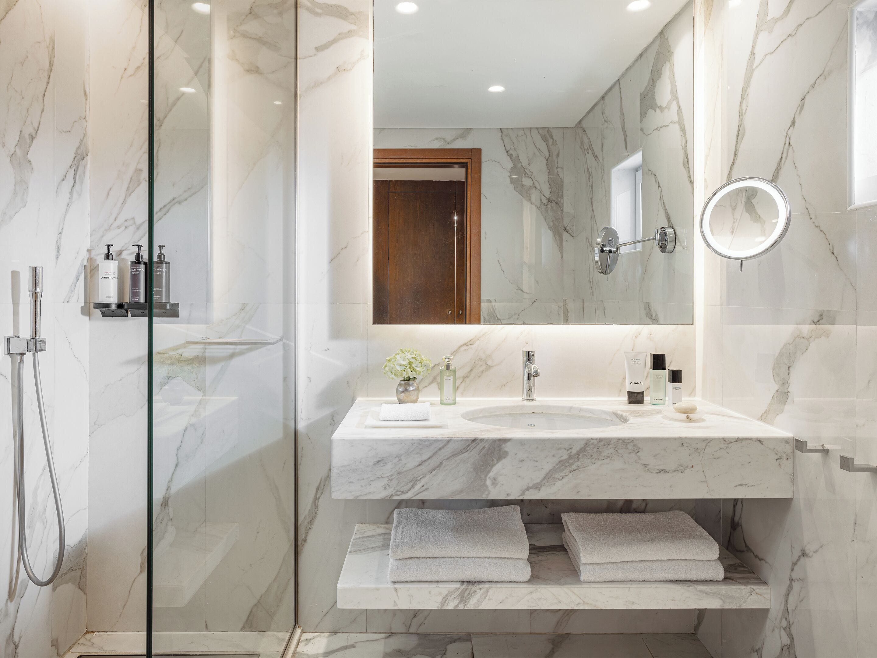 Bañera con ducha, artículos de tocador gratuitos, secador de pelo, batas