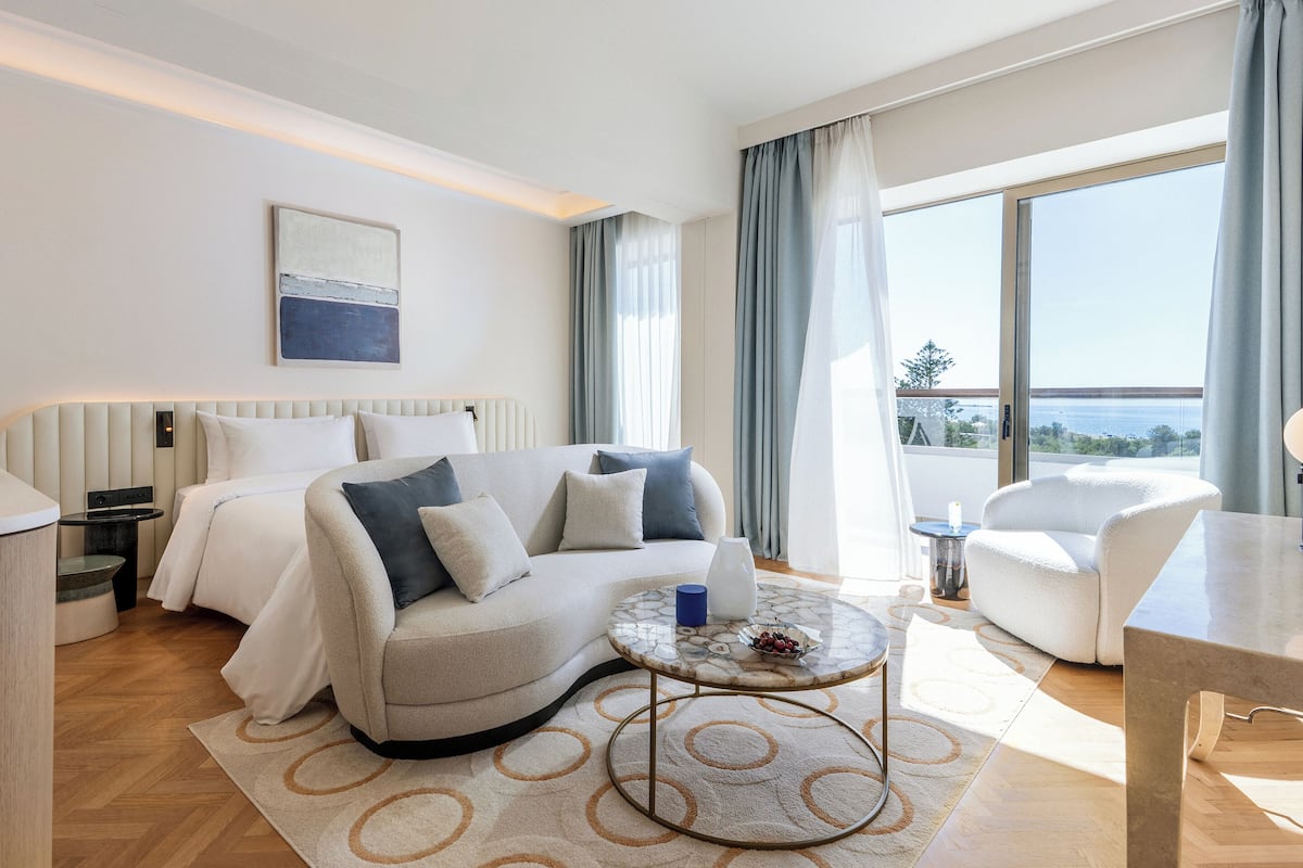 Suite junior, vista al mar (Palace) | Minibar, caja de seguridad en la habitación y cortinas blackout
